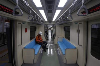Petugas melakukan persiapan pada sarana peron dan gerbong kereta LRT Jabodebek di Stasiun LRT Dukuh Atas, Jakarta, Rabu (28/6/2023).