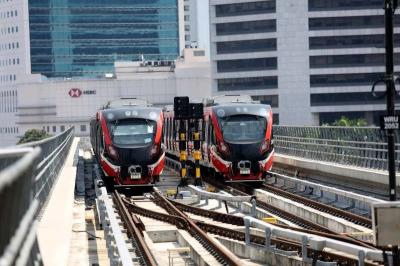 Petugas melakukan persiapan pada sarana peron dan gerbong kereta LRT Jabodebek di Stasiun LRT Dukuh Atas, Jakarta, Rabu (28/6/2023).