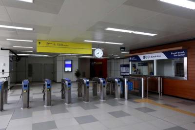 Petugas melakukan persiapan pada sarana peron dan gerbong kereta LRT Jabodebek di Stasiun LRT Dukuh Atas, Jakarta, Rabu (28/6/2023).