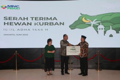 Ketua MNC Peduli Syafril Nasution menyerahkan hewan kurban secara simbolis  di Gedung Inews Tower, Jakarta, Selasa (27/6/2023).
