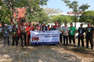 Panitia melakukan pemotongan hewan kurban berupa sapi di lapangan parkir MNC Vision Network, Jalan Panjang, Jakarta,  Kamis (29/6/2023).