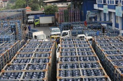 Pekerja melakukan bongkar muat air minum dalam kemasan di Jakarta, Jumat (30/6/2023).