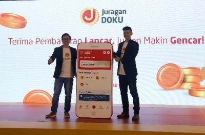 CEO DOKU Chris Yeo (kiri) dan Head of SME DOKU Angga Narendra (kanan) hadir pada peluncuran secara simbolis aplikasi Juragan DOKU