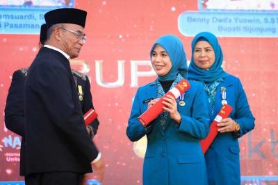 Ketua TP PKK Jateng Siti Atikoh Ganjar menerima penghargaan Manggala Karya Kencana pada  acara Gala Dinner Hari Keluarga Nasional (Harganas) ke-30.
