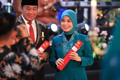 Ketua TP PKK Jateng Siti Atikoh Ganjar menerima penghargaan Manggala Karya Kencana pada  acara Gala Dinner Hari Keluarga Nasional (Harganas) ke-30