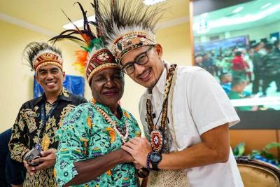 Menparekraf Sandiaga Uno membuka acara Bimbingan Teknik (Bimtek) Beli Kreatif Desa Wisata (Beti Dewi) di Jayapura, Papua, Rabu (5/7/2023).