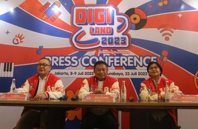 Dirut Telkom Ririek Adriansyah (tengah) bersiap memberikan keterangan pers terkait peringatatan HUT ke-58 Telkom di Jakarta, Kamis (6/7/2023).