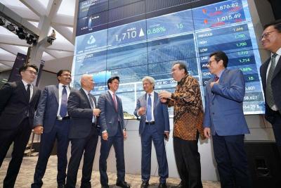 Emiten dengan kode saham AMMN ini menerbitkan 6,32 miliar saham biasa atau setara dengan 8,8 persen saham ke publik.