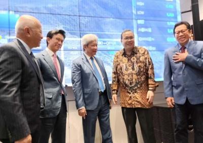 Emiten dengan kode saham AMMN ini menerbitkan 6,32 miliar saham biasa atau setara dengan 8,8 persen saham ke publik.