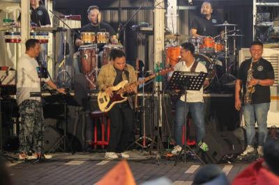 Penampilan kolaborasi dari Ivan Saba, Barry Likumahua dan Surabaya Pahlawan Jazz meramaikan gelaran Jazz Caravan di Lot 8, SCBD