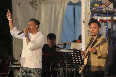 Penampilan kolaborasi dari Ivan Saba, Barry Likumahua dan Surabaya Pahlawan Jazz meramaikan gelaran Jazz Caravan di Lot 8, SCBD