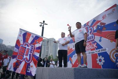 Komisaris Utama Telkom Bambang Permadi Soemantri Brodjonegoro (kiri) didampingi Direktur Utama Telkom Ririek Adriansyah melakukan Flag Off Fun Walk.