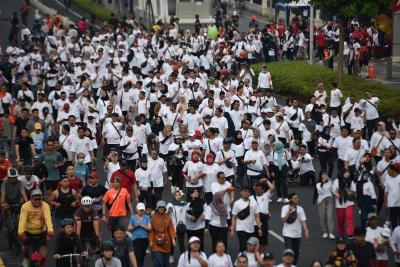 Peserta mengikuti jalan sehat (fun walk) dalam rangka puncak peringatan HUT ke-58 Telkom yang dikemas dalam program Digiland 2023, di Senayan, Jakarta.
