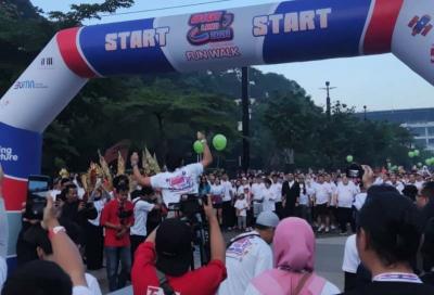 Peserta mengikuti jalan sehat (fun walk) dalam rangka puncak peringatan HUT ke-58 Telkom yang dikemas dalam program Digiland 2023, di Senayan, Jakarta.