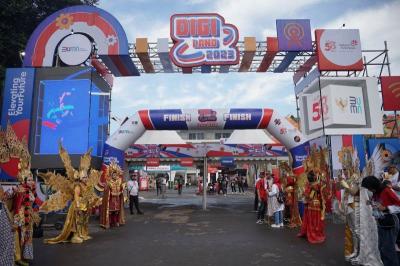 Peserta mengikuti jalan sehat (fun walk) dalam rangka puncak peringatan HUT ke-58 Telkom yang dikemas dalam program Digiland 2023, di Senayan, Jakarta.