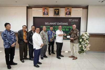 Cluster President Schneider Indonesia dan Timor Leste Roberto Rossi memberikan plakat penghargaan kepada Wakil Ketua Komisi VII DPR RI Dony Maryadi Oekon .
