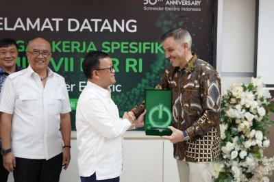 Cluster President Schneider Indonesia dan Timor Leste Roberto Rossi memberikan plakat penghargaan kepada Ketua Komisi VII DPR RI Sugeng Suparwoto.