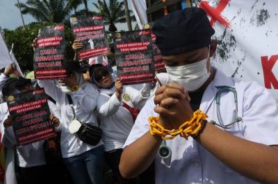 Pengunjuk rasa dari tenaga medis dan kesehatan menggelar aksi damai di depan Gedung MPR/DPR-DPD, Senayan, Jakarta, Selasa (11/7/2023).