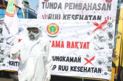 Pengunjuk rasa dari tenaga medis dan kesehatan menggelar aksi damai di depan Gedung MPR/DPR-DPD, Senayan, Jakarta, Selasa (11/7/2023).