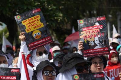 Pengunjuk rasa dari tenaga medis dan kesehatan menggelar aksi damai di depan Gedung MPR/DPR-DPD, Senayan, Jakarta, Selasa (11/7/2023).