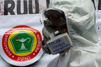 Pengunjuk rasa dari tenaga medis dan kesehatan menggelar aksi damai di depan Gedung MPR/DPR-DPD, Senayan, Jakarta, Selasa (11/7/2023).