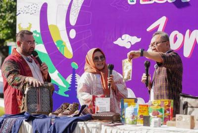 Mendag Zulkifli Hasan mengikuti sesi Live Shopping di Festival Indonesia, Minggu (9/7/2023).