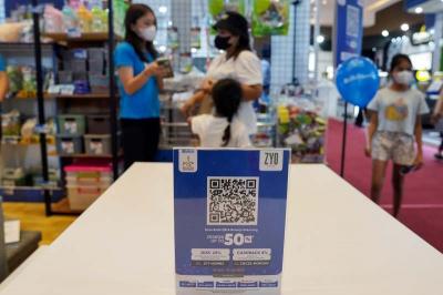 Dengan fitur Click & Collect, barang belanjaan bisa diambil di booth atau dikirimkan ke alamat rumah sesuai keinginan pengunjung.