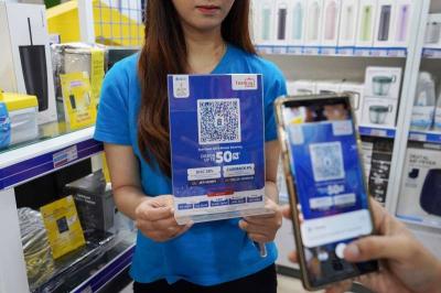 Pengunjung melakukan scan QR saat berbelanja diskon hingga 70% dan ekstra diskon hingga Rp5 juta di booth Blibli Hall B3, PRJ 2023.