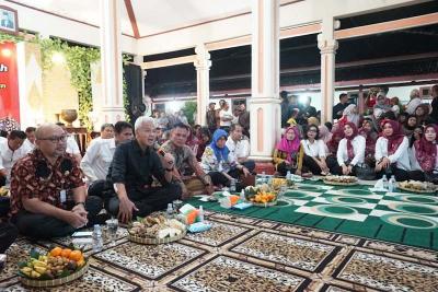 Bacapres Ganjar Pranowo ngopi bareng bersama warga di Balai Desa Kemasan, Kecamatan Polokarto, Kabupaten Sukoharjo, Jawa Tengah, Selasa (11/7/2023) malam.