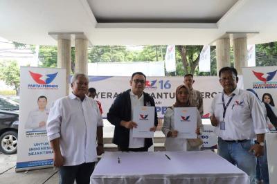 Ketua DPW Partai Perindo DKI Jakarta Effendi Syahputra menyerahkan gerobak kepada sejumlah pedagang di DPP Partai Perindo, Jakarta, Selasa (11/7/2023).
