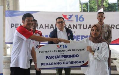 Ketua DPW Partai Perindo DKI Jakarta Effendi Syahputra menyerahkan gerobak kepada sejumlah pedagang di DPP Partai Perindo, Jakarta, Selasa (11/7/2023).