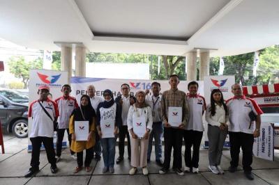 Ketua DPW Partai Perindo DKI Jakarta Effendi Syahputra menyerahkan gerobak kepada sejumlah pedagang di DPP Partai Perindo, Jakarta, Selasa (11/7/2023).