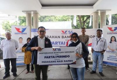 Ketua DPW Partai Perindo DKI Jakarta Effendi Syahputra menyerahkan gerobak kepada sejumlah pedagang di DPP Partai Perindo, Jakarta, Selasa (11/7/2023).