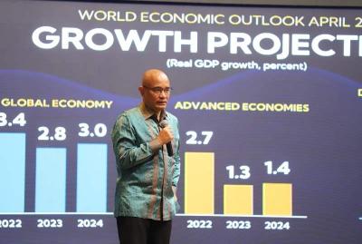 Advisor Pengembangan Bisnis PT Bursa Efek Indonesia Poltak Hotradero memberikan presentasi Macroeconomic Update & Outlook 2023.