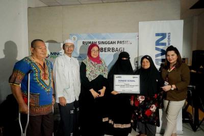 HR Head MNC Vision Network Septavia (kanan) menyerahkan bantuan secara simbolis untuk Yayasan Anonim Sahabat Fillah di Jakarta, Selasa (11/7/2023).