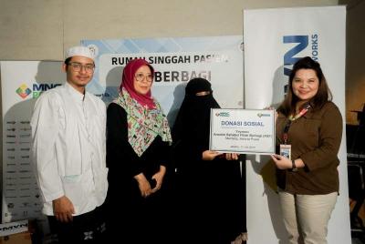 HR Head MNC Vision Network Septavia (kanan) menyerahkan bantuan secara simbolis untuk Yayasan Anonim Sahabat Fillah di Jakarta, Selasa (11/7/2023).