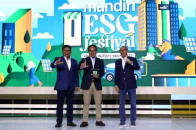Bank Mandiri meluncurkan kartu debit dan kartu e-Money daur ulang sebagai wujud komitmen perseroan mencapai target NZE Operations di 2030.