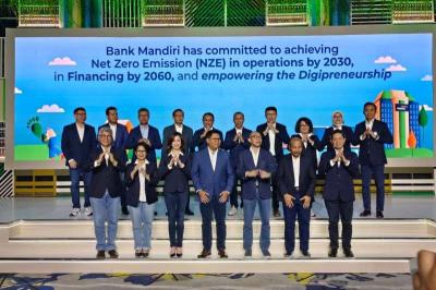 Bank Mandiri meluncurkan kartu debit dan kartu e-Money daur ulang sebagai wujud komitmen perseroan mencapai target NZE Operations di 2030