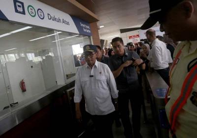 Menteri Perhubungan Budi Karya Sumadi mengikuti uji coba terbatas LRT Jabodebek di Stasiun LRT Dukuh Atas, Jakarta, Rabu (12/7/2023).