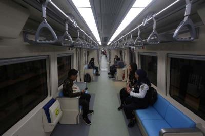 Penumpang mengikuti uji coba terbatas kereta api ringan atau Lintas Raya Terpadu (LRT) Jabodebek di jalur LRT Dukuh Atas-Cawang, Jakarta, Rabu (12/7/2023).