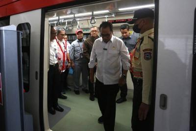 Menteri Perhubungan Budi Karya Sumadi mengikuti uji coba terbatas LRT Jabodebek di Stasiun LRT Dukuh Atas, Jakarta, Rabu (12/7/2023).