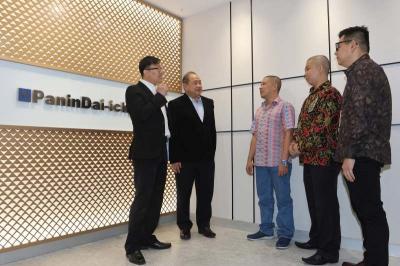 Panin Dai-ichi Life menyerahkan klaim dengan nilai Rp1,5 miliar kepada ahli waris nasabah di Jakarta, Rabu (12/7/2023).