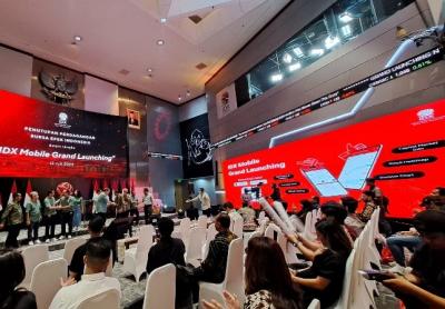 BEI meluncurkan informasi pasar modal dalam bentuk mobile application bernama IDX Mobile di Jakarta, Kamis (13/7/2023).