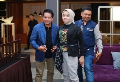 Dirut BSI Hery Gunardi (kanan) foto bersama Putri Ariani (tengah) dan ayahanda Ismawan Kurnianto (kiri) di sela acara Mata Najwa on Stage : Anak Muda Bisa Apa?