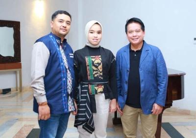Dirut BSI Hery Gunardi (kanan) foto bersama Putri Ariani (tengah) dan ayahanda Ismawan Kurnianto (kiri) di sela acara Mata Najwa on Stage : Anak Muda Bisa Apa?