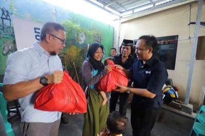 PT MNC Vision Network dan MNC Peduli menyerahkan bantuan kepada masyarakat dhuafa di RW 8 Green Garden Kedoya Utara.