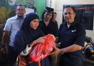 PT MNC Vision Network dan MNC Peduli menyerahkan bantuan kepada masyarakat dhuafa di RW 8 Green Garden Kedoya Utara.