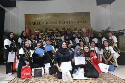 Peserta hadir pada hari terakhir Pelatihan Makeup Artis Professional Batch 3 bersama Sahabat Tuli, di Gedung Smesco, Jakarta, Kamis (20/7/2023).