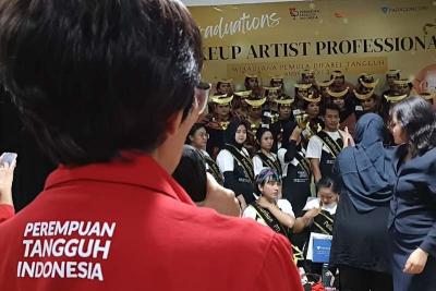 Peserta hadir pada hari terakhir Pelatihan Makeup Artis Professional Batch 3 bersama Sahabat Tuli, di Gedung Smesco, Jakarta, Kamis (20/7/2023).