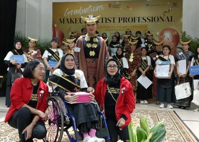 Peserta hadir pada hari terakhir Pelatihan Makeup Artis Professional Batch 3 bersama Sahabat Tuli, di Gedung Smesco, Jakarta, Kamis (20/7/2023).